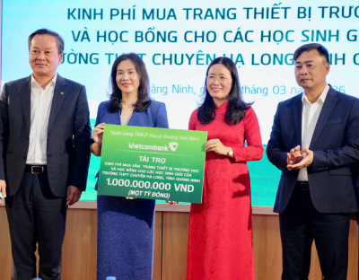 Vietcombank trao tặng gói tài trợ giáo dục và học bổng cho thầy và trò trường THPT Chuyên Hạ Long
