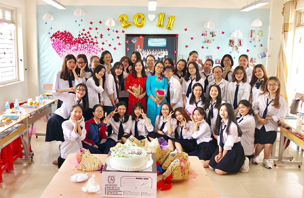 Cô Trương Thị Thu Hường chụp ảnh lưu niệm với học trò.