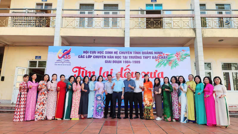 CỰU HỌC SINH HỆ CHUYÊN VĂN TỈNH QUẢNG NINH VỀ THĂM TRƯỜNG THPT BÃI CHÁY TRONG HÀNH TRÌNH “TÌM LẠI DẤU XƯA”