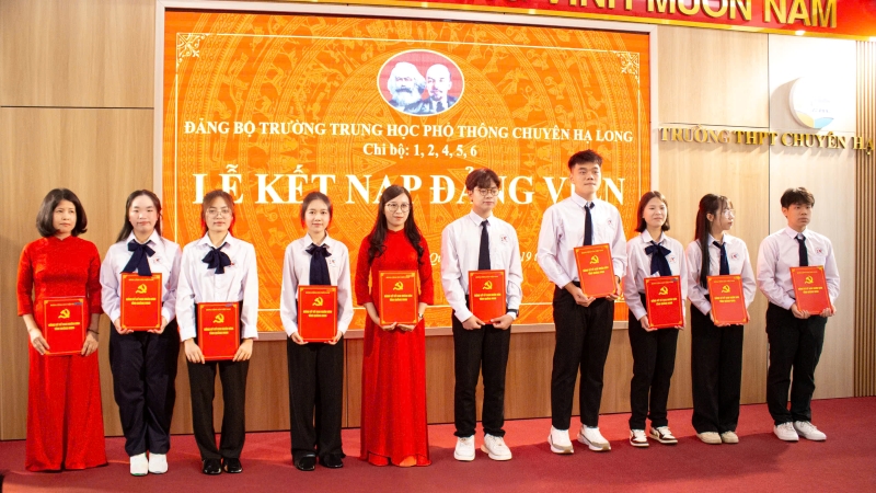 Trường THPT Chuyên Hạ Long tổ chức lễ kết nạp đảng viên mới năm 2026