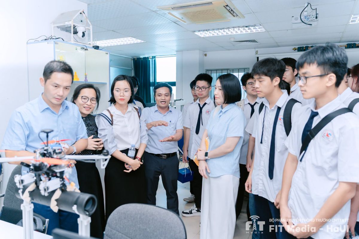Chuyến tham quan và trao đổi kinh nghiệm STEM đầy ý nghĩa của thầy và trò Chuyên Hạ Long tại Đại học Công nghiệp Hà Nội