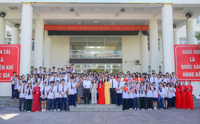 ĐOÀN ĐẠI SỨ QUÁN HOA KỲ TẠI VIỆT NAM THĂM VÀ GIAO LƯU TẠI TRƯỜNG THPT CHUYÊN HẠ LONG