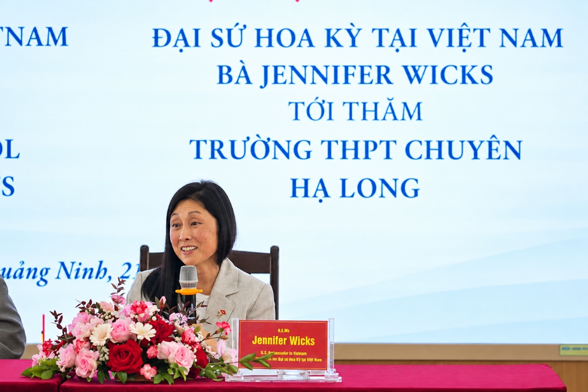 Đại sứ quán Hoa Kỳ thăm và giao lưu với Trường THPT chuyên Hạ Long 2