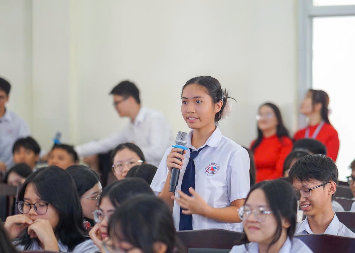 Đại sứ quán Hoa Kỳ thăm và giao lưu với Trường THPT chuyên Hạ Long 4