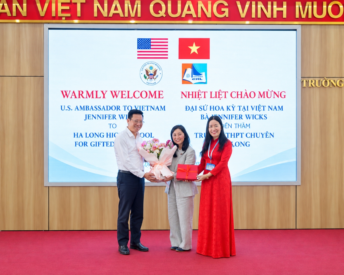Đồng chí GĐ Sở GD&ĐT tặng hoa